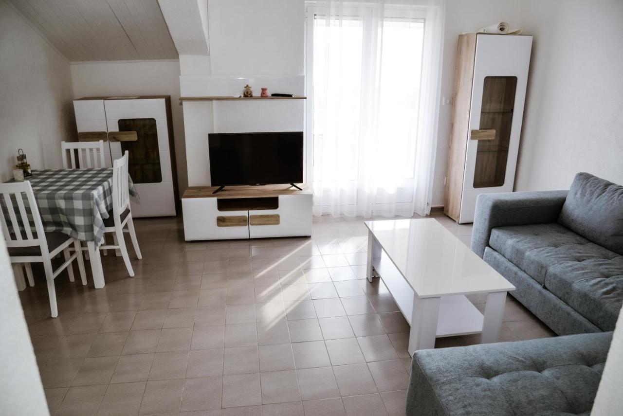Iker Apartments Тиват Екстериор снимка