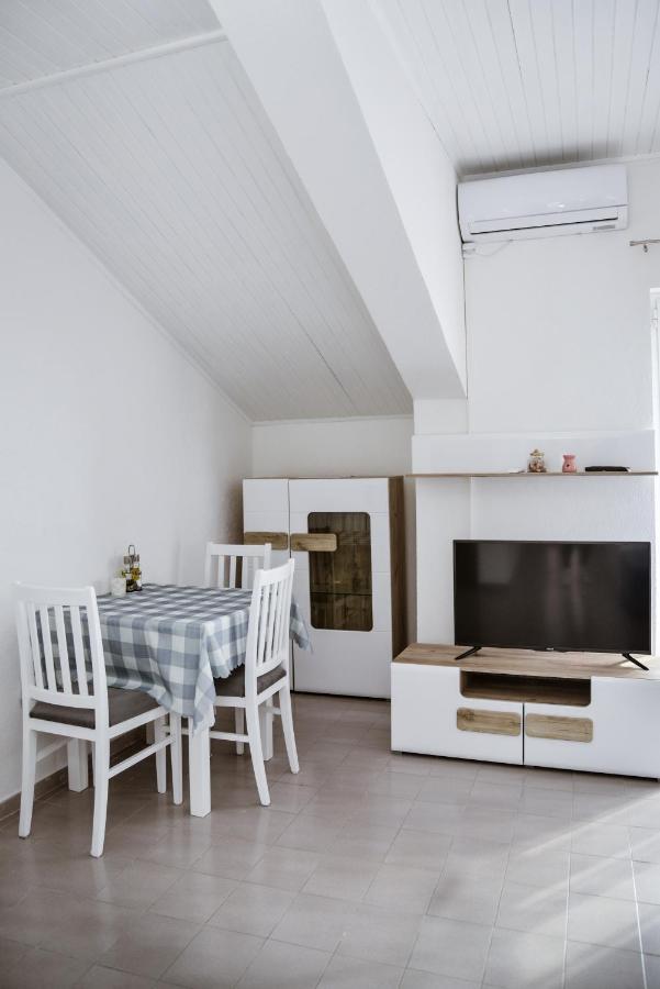 Iker Apartments Тиват Екстериор снимка
