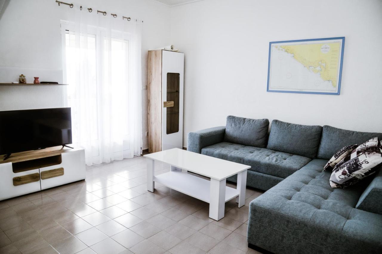 Iker Apartments Тиват Екстериор снимка